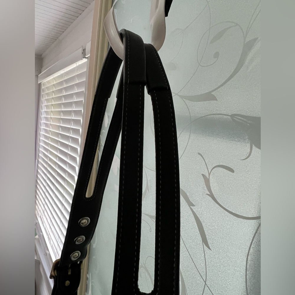 Vintage Coach Legacy zip bag in black leather, gold antique tone hardware, feet. - Picture 7 of 11
